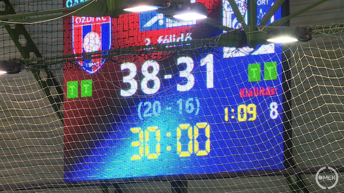 Az eredményjelzőn a 38-31-es végeredmény látható.