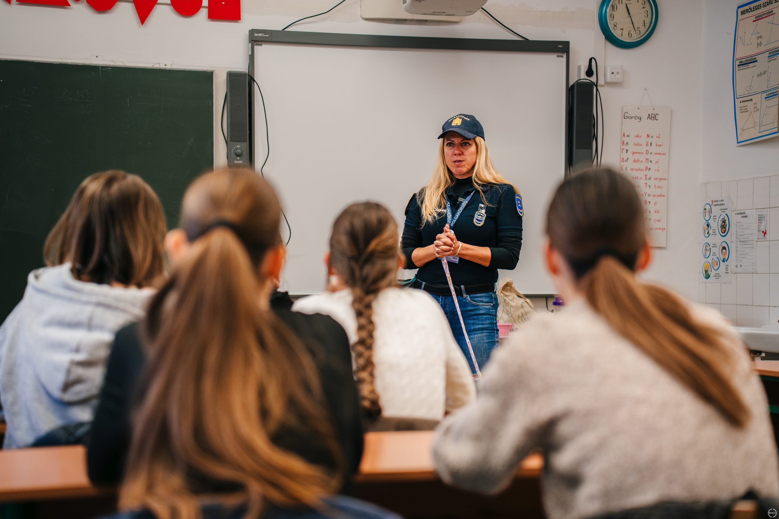 Az intézménybe az Országos Polgárőr Szövetség kutyás szolgálati és állatvédelmi tagozatának munkatársa látogatott el három kutyájával.