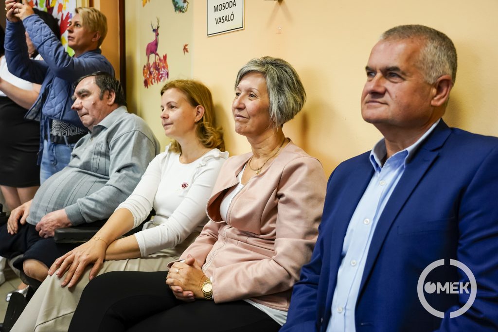 Az önkormányzat képvseletében Turcsányi Adrienn gazdasági vezető és Mihali Zsuzsanna a Hatósági és Szociális Osztály osztályvezetője látogatott az idősekhez.