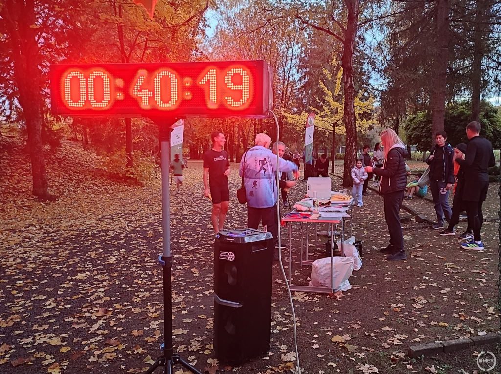 Az óra 40 perc 19 másodpercet mutat.