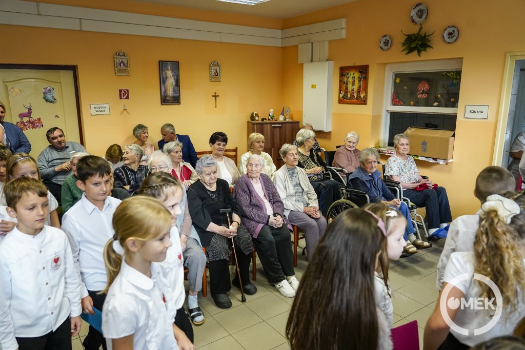 Bevonulnak az iskolások.