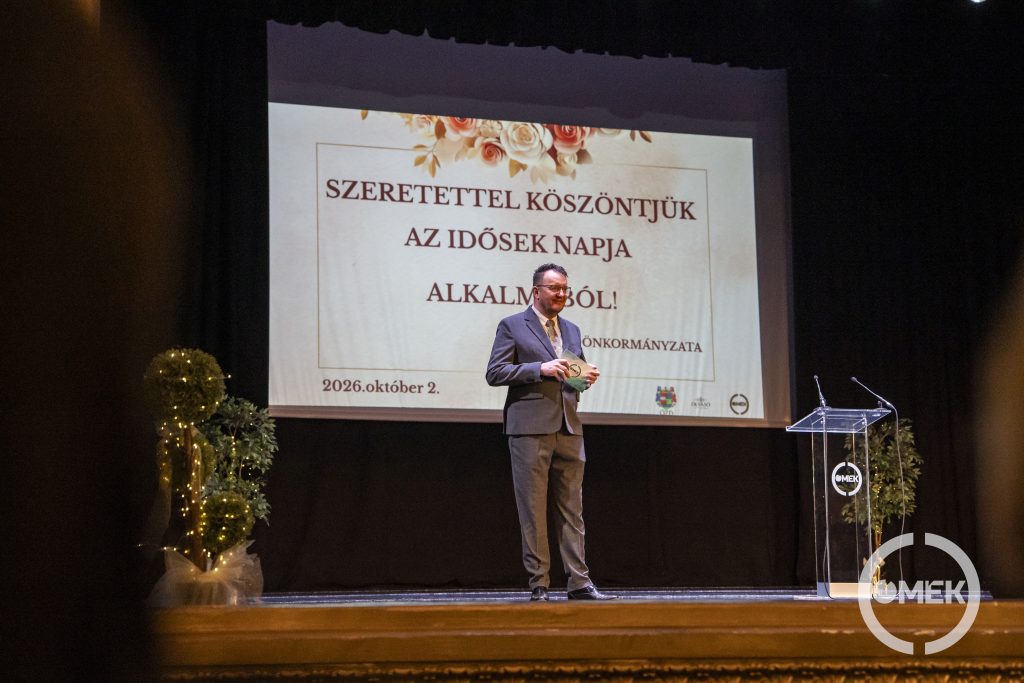 Bukovinszky Zsolt az ÓMÉK ügyvezetője köszöntötte az időseket.