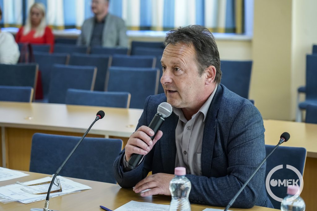 Csépányi Róbert felszólal.