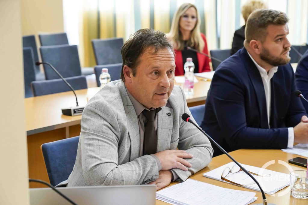 Csépányi Róbert felszólalás közben.