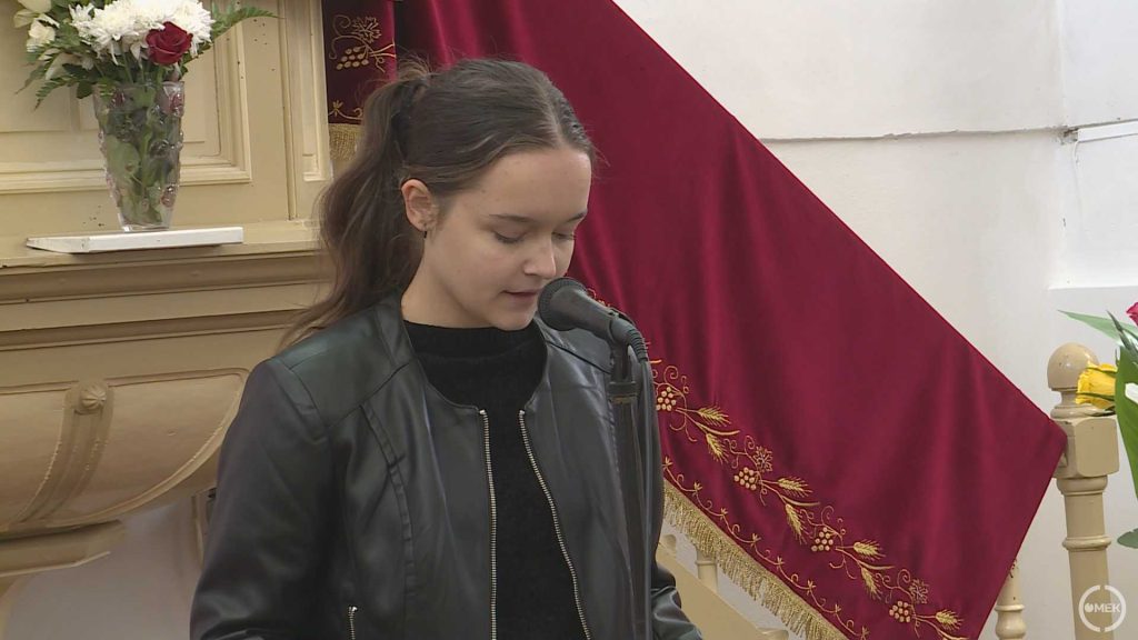Csikai Nóra szaval.