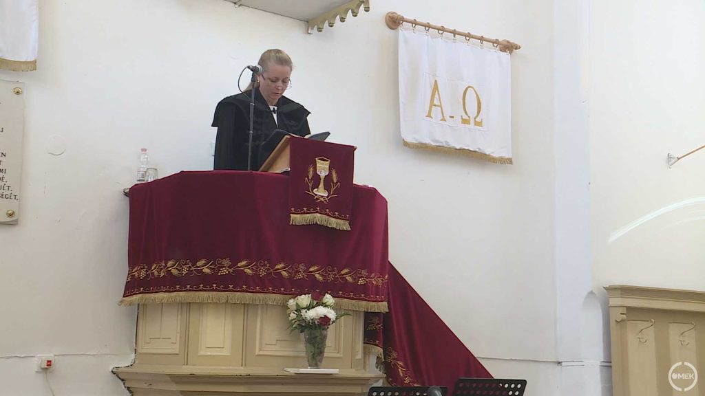 Csikainé Mihalik Éva református lelkipásztor.