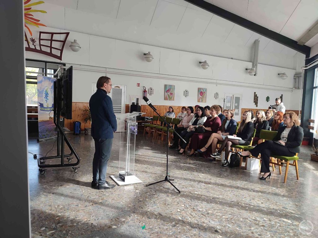 Dr. Kozup Sándor főigazgató beszámolót tart a megjelent szakembereknek.
