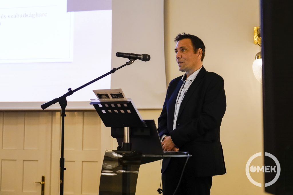 Dr. Nagy Péter előadás közben.
