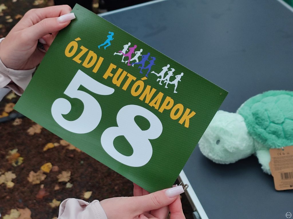Egy 58-as rajtszám a kézben.