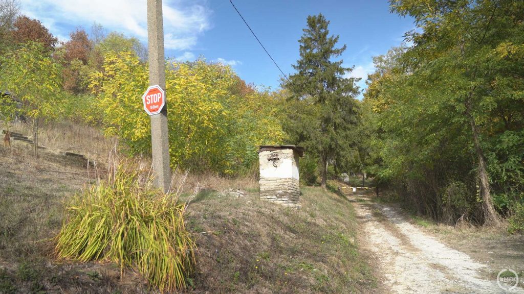 Egy STOP táblát is kihelyeztek az egyik oszlopra.