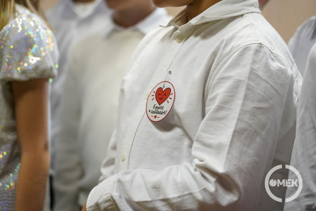 Együtt a szeretetért kitűző az egyik kisfiú ingjén.