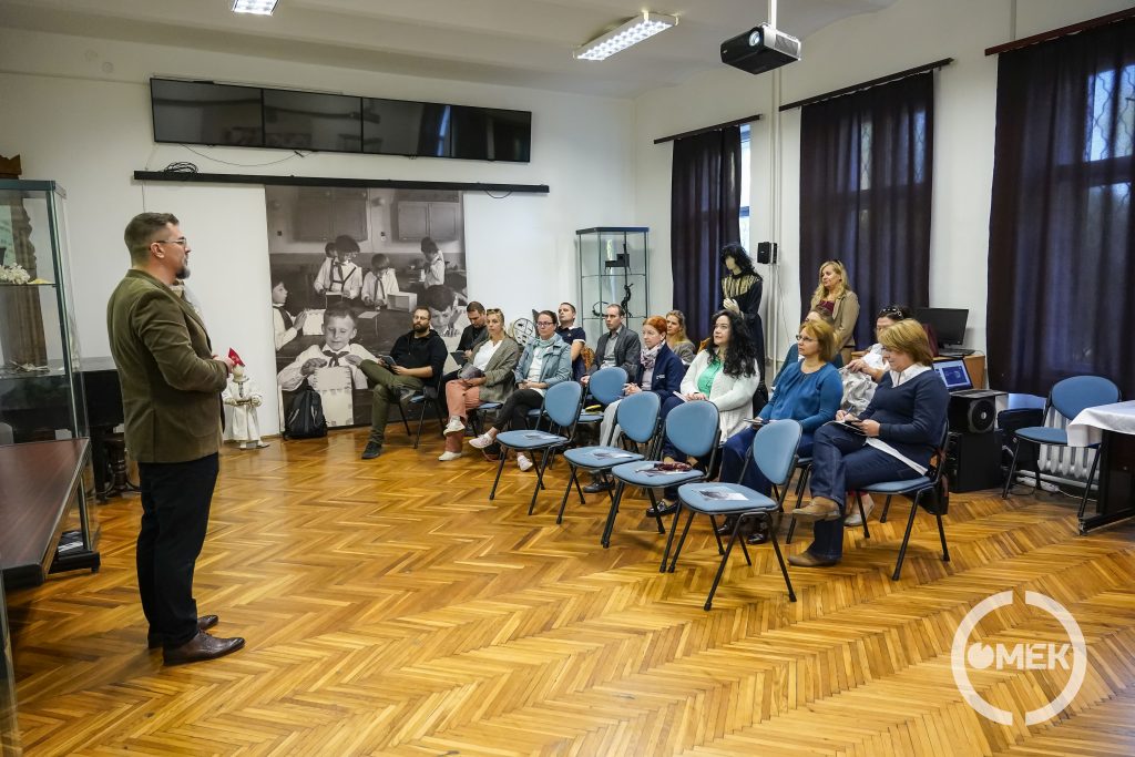 Farkas Péter Barnabás köszönti a megjelenteket.