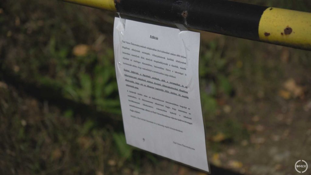 Felhívás a sorompóra függesztve.