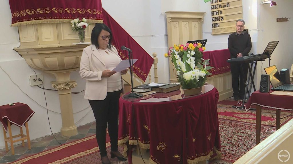 Horváthné Farkas Erika területi képviselő is köszöntötte az időseket.