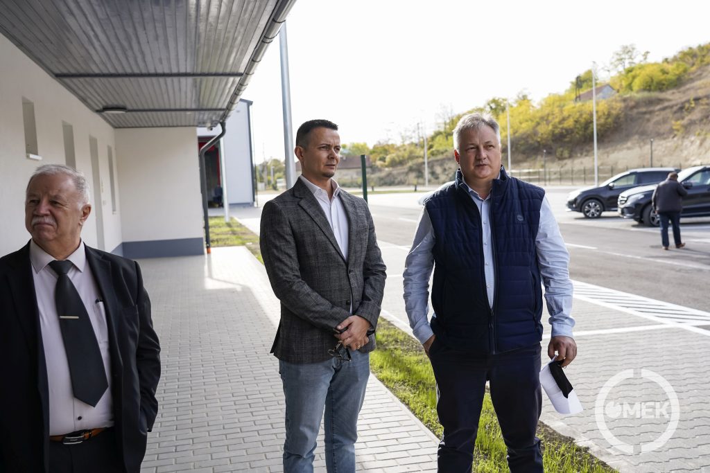 Janiczak Dávid beszélget.