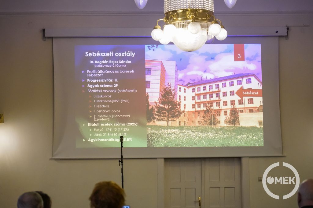 Kivetítőn mutatták be a kórház történetét.