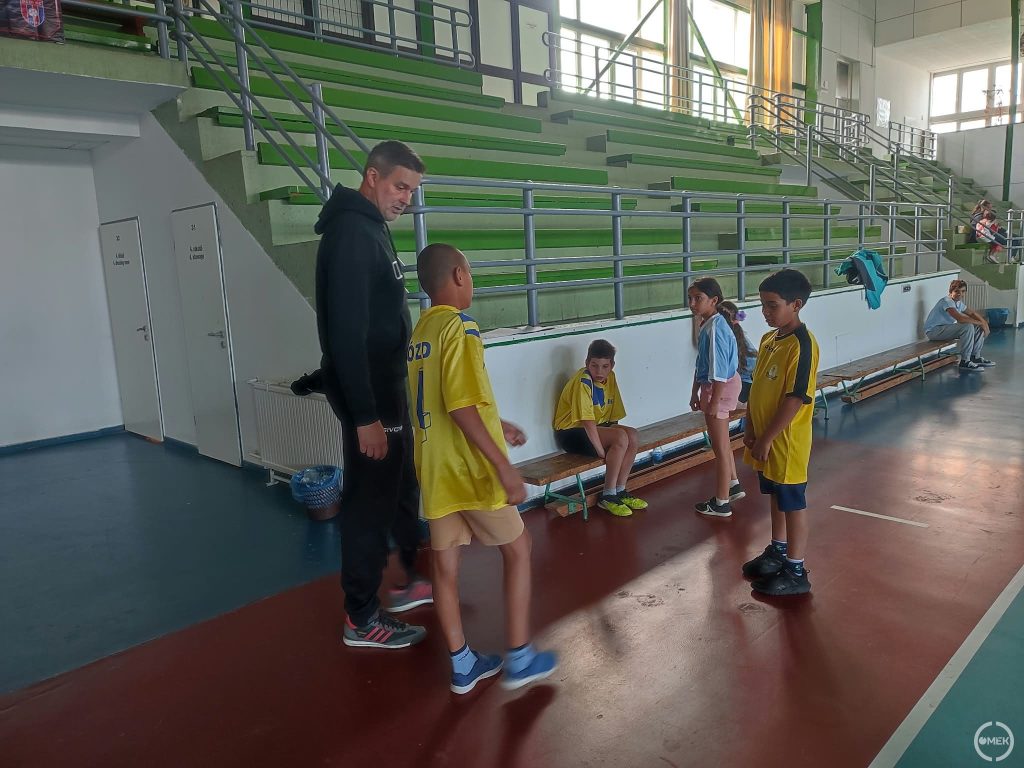 Kormos László beszélget a versenyzőkkel.