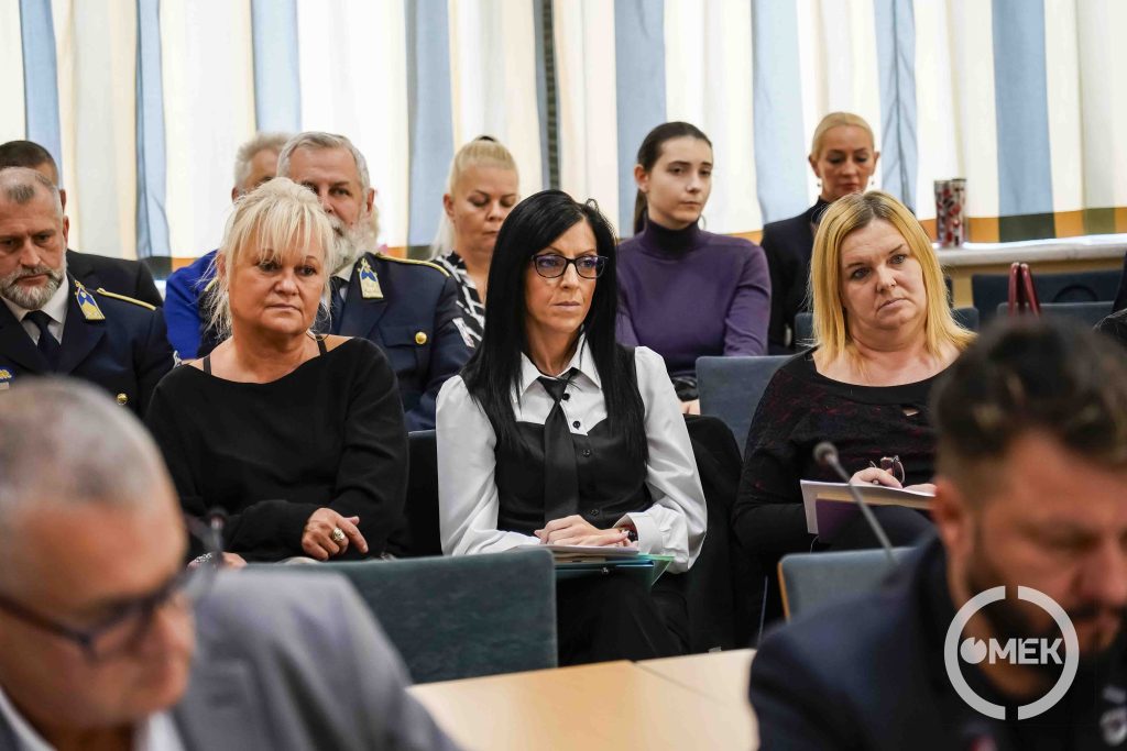 Középen Bányai Zsuzsa, az ÓTSZEGYII igazgatója.