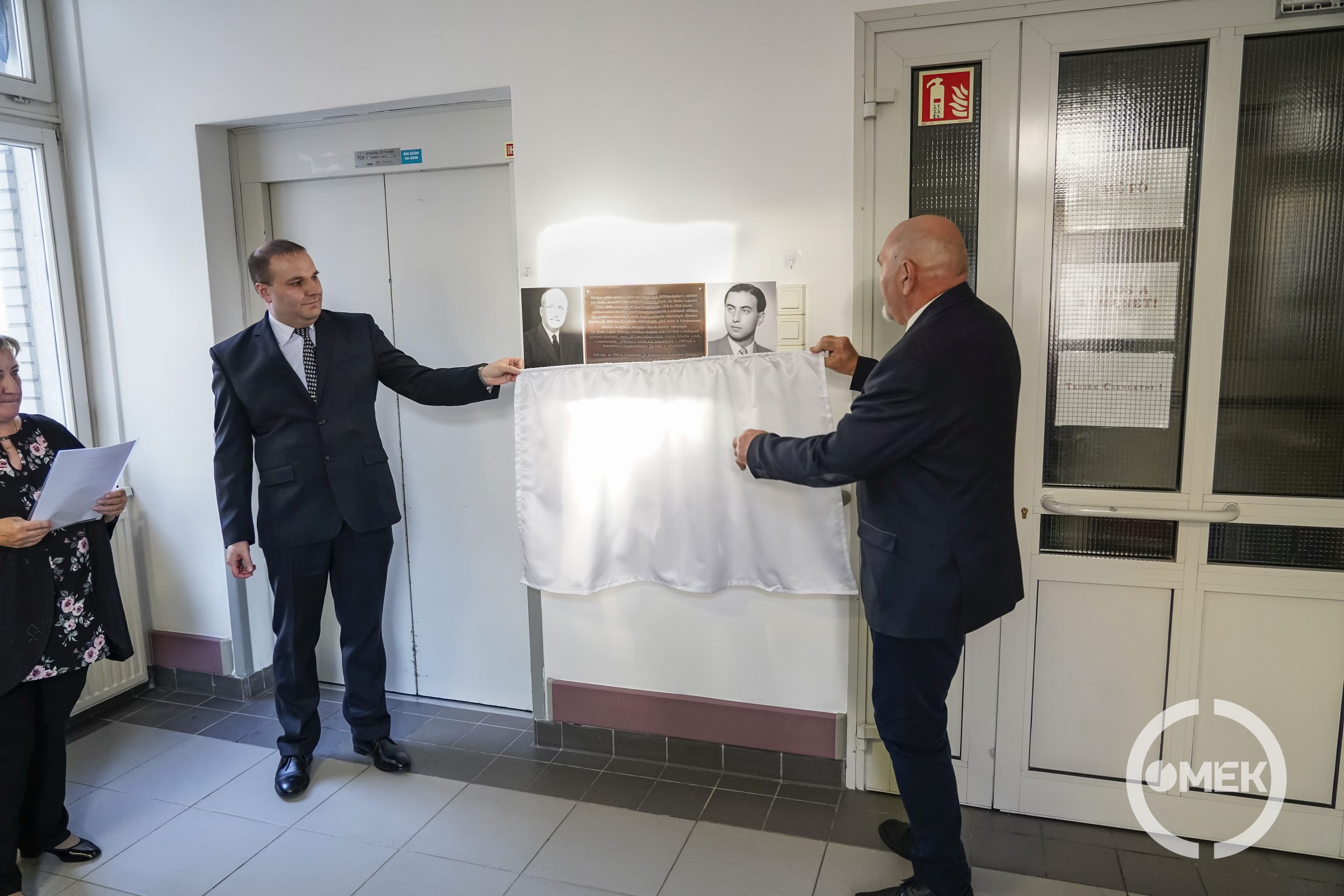 Leleplezik az emléktábát.