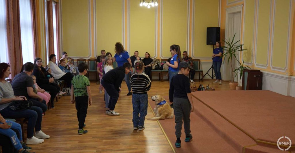 Maggie a terápiás kutya látogatta meg a gyerekeket.