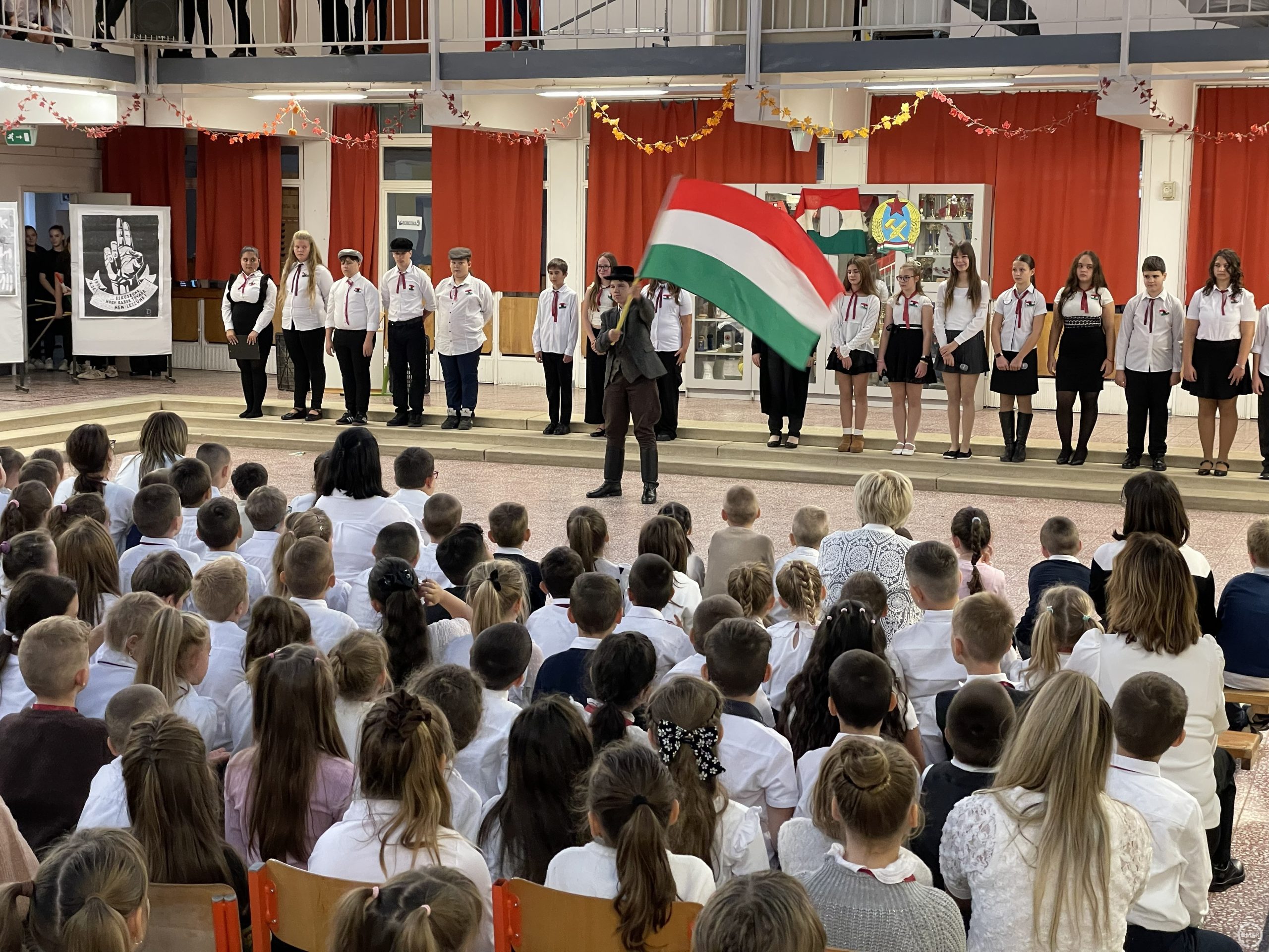 Magyar zászlót lenget egy diák.