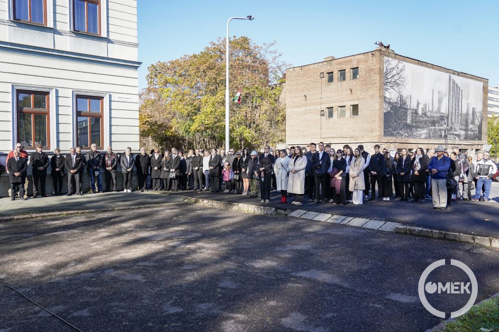 Megemlékezők az Antalköz József téren.
