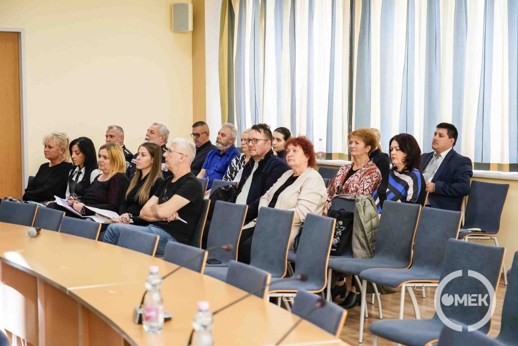 Meghívott vendégek, cégvezetők a testületi ülésen.