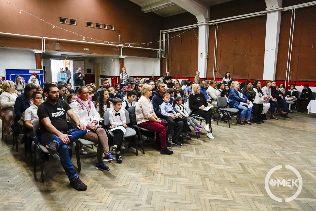 Megtelt a gyerekekkel, pedagógusokkal és szülőkkel a sajóvárkonyi kultúrház.
