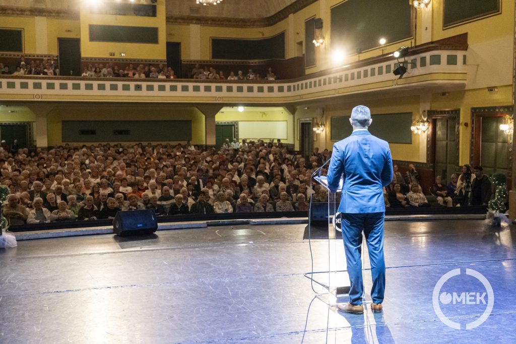 Megtelt a színházterem hatszáz szépkorúval az idősek világnapja alkalmából.