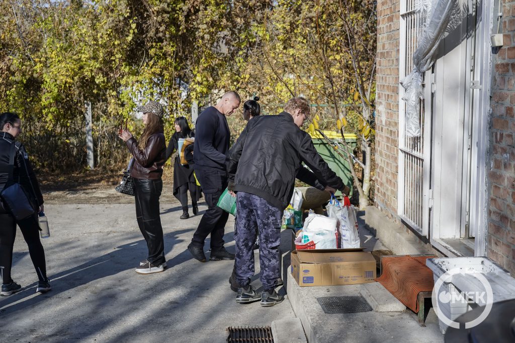 Mintegy ötvenen jártak a telepen, közülük sokan vittek magukkal adományokat főleg táp és konzerv formájában.