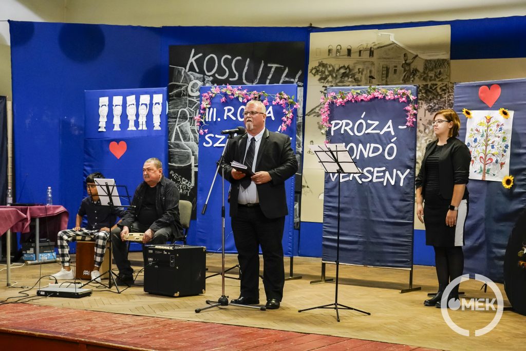 Obbágy Csaba igazgató köszönti a megjelenteket.