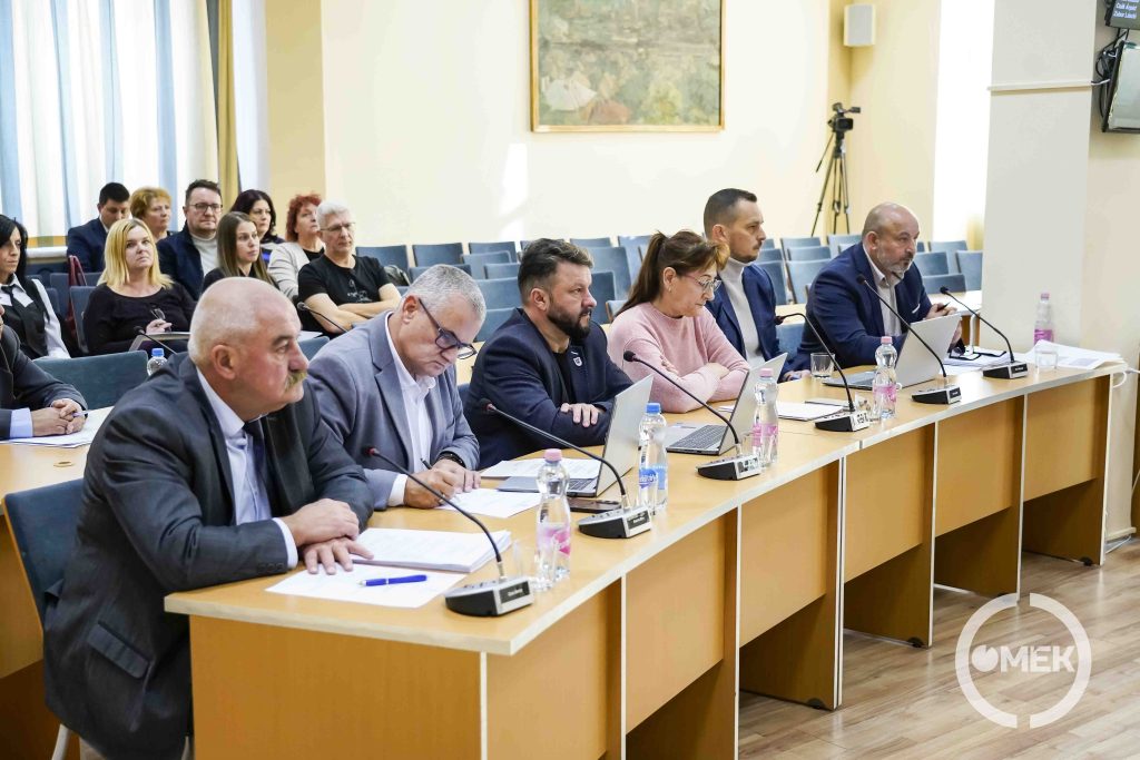 Önkormányzati képviselők az ülésen.