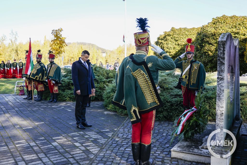 Ózd Város Önkormányzata nevében Janiczak Dávid polgármester tiszteleg a hősök előtt.