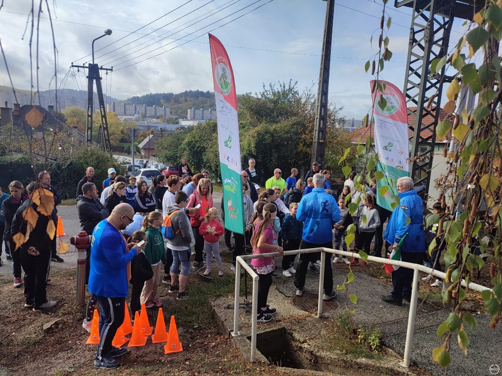 Sokan összegyűltek a Március 15. úti lépcsősor aljában.