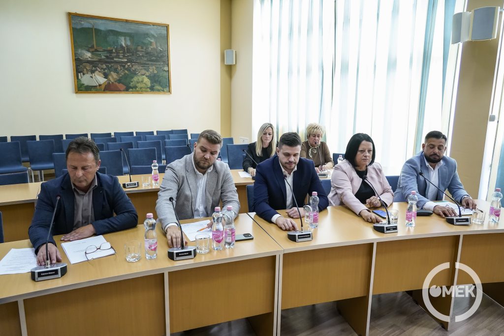 Szavaznak a testület tagjai.