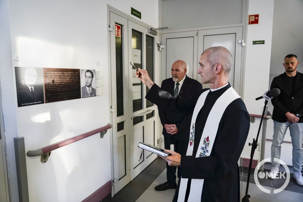 Szőke Gábor megáldja az emléktáblát.