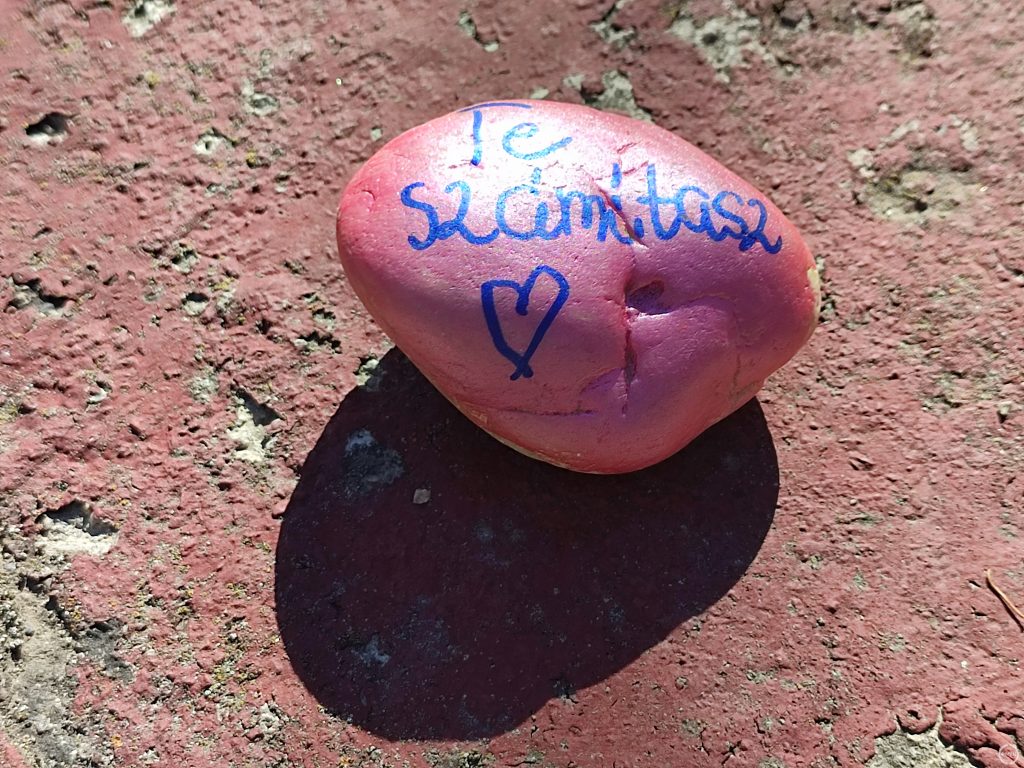 Te számítasz felirattal ellátott rózsaszín kő.