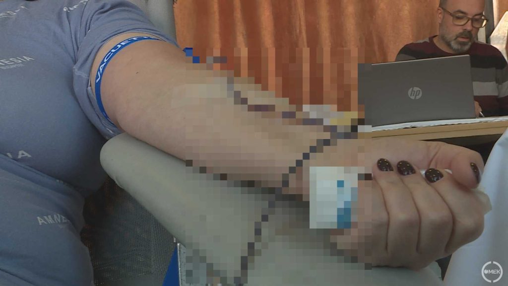 Véradás közben.
