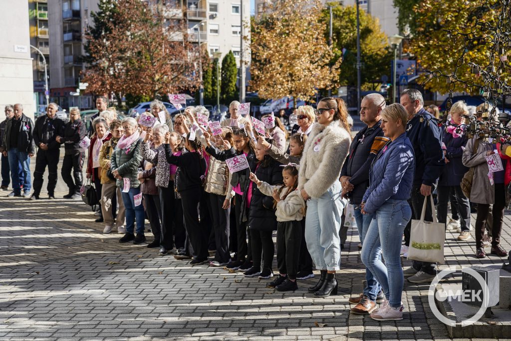 Zászlókkal hangsúlyozták a megelőzés fontosságát az idősebbek és a fiatalok.